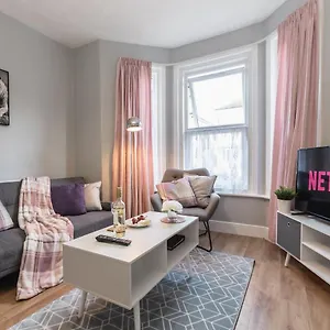 Holiday home 3-bedroom House L Fast Wi-fi L Garden L Newly Decorated L Close To Shops And Restaurants, Bournemouth